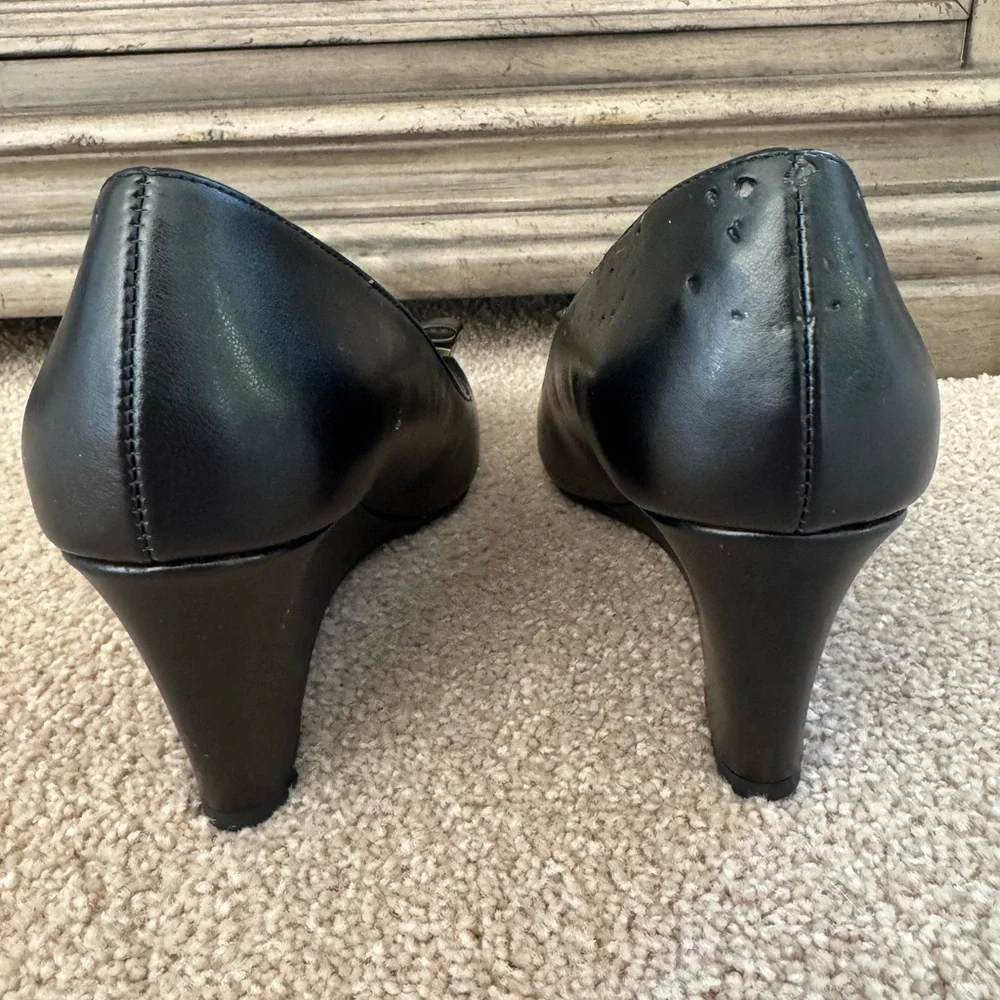 Bandolino Black Peep Toe Wedges Block Heels Bow Pump Gold Leather Metallic